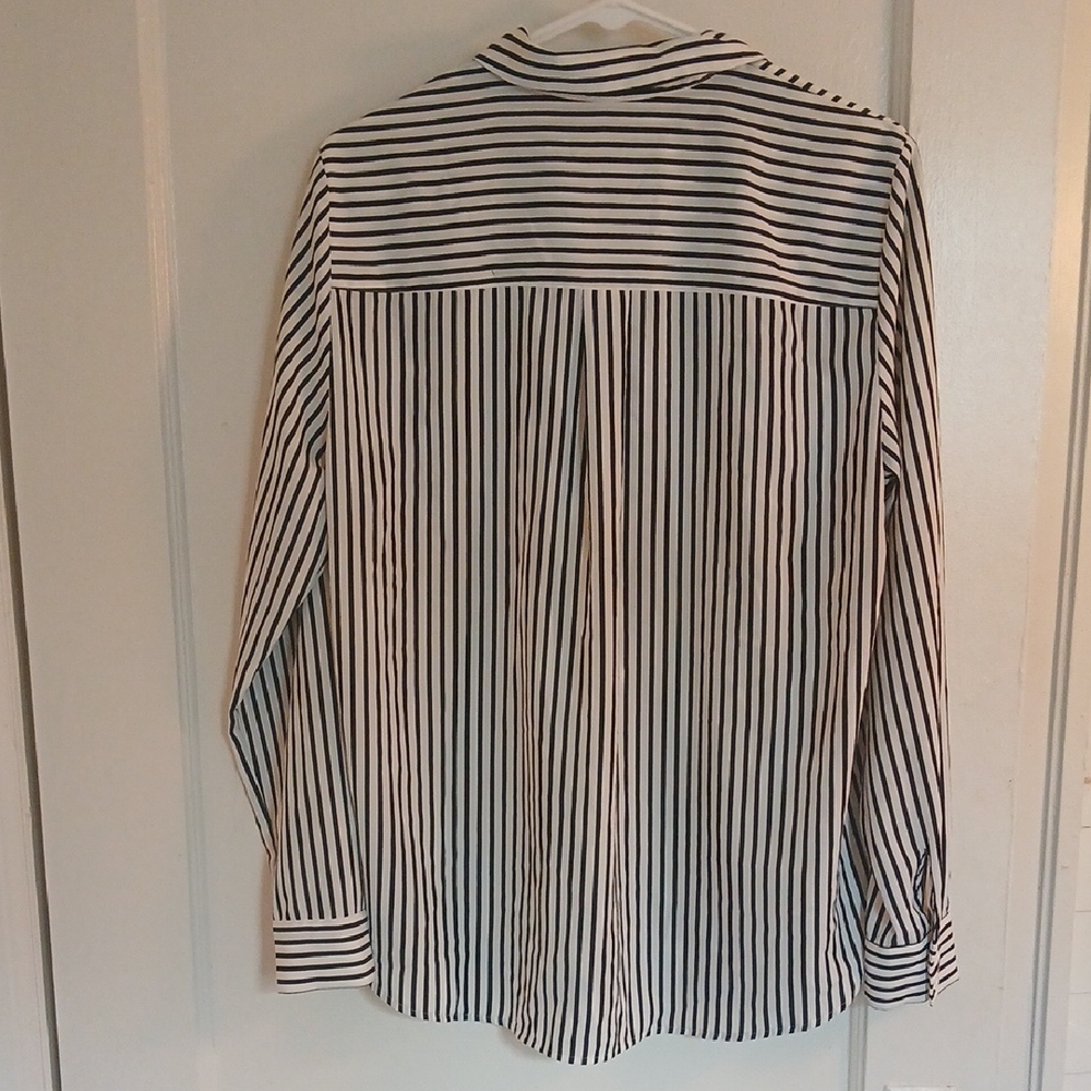 H&M Navy Blue and White Button Down Blouse - Picture 6 of 14